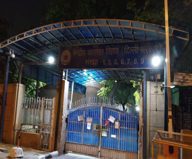 तिहाड़ जेल की बैरक नंबर- 6 में बंद है।