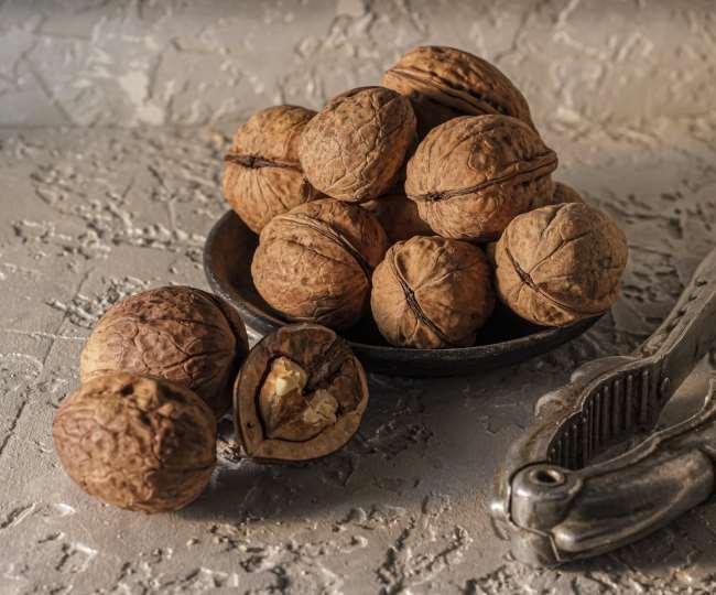 National Walnut Day 2022: रोजाना अखरोट खाने के होते हैं कई सारे फायदे