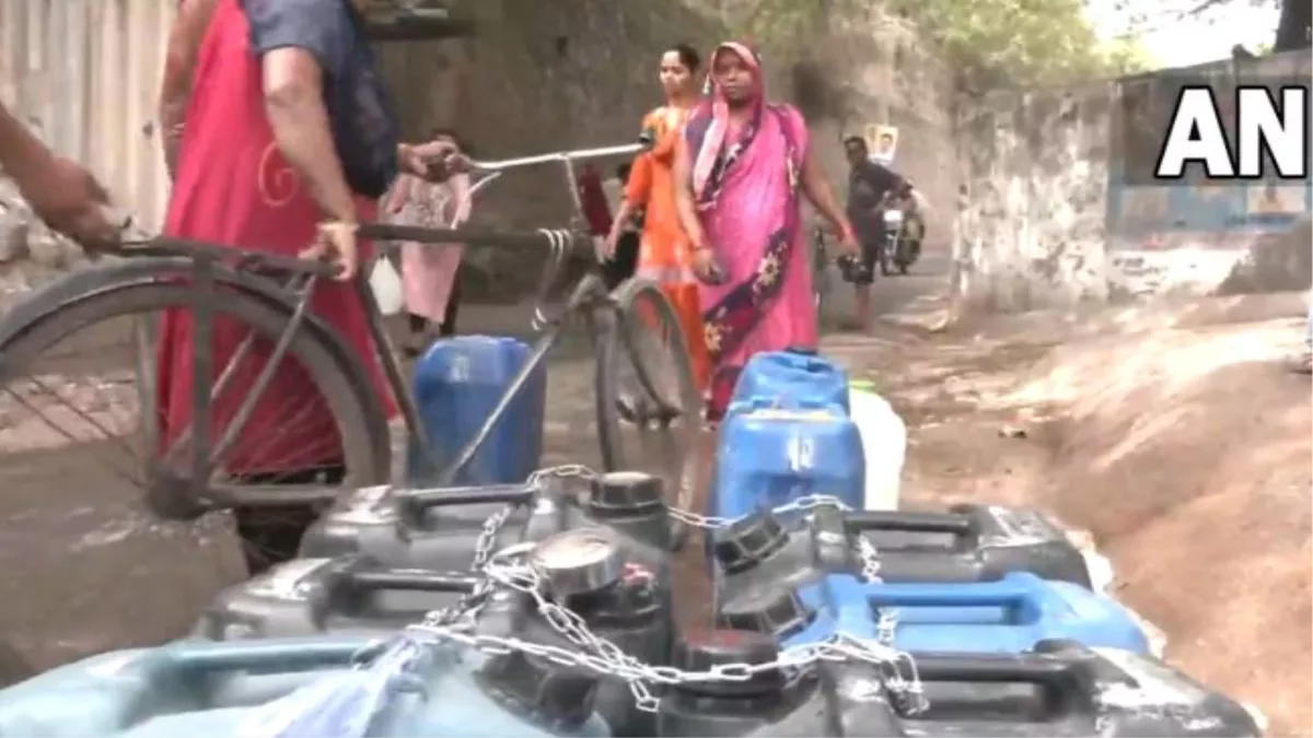 Delhi Water Crisis: एक इलाका ऐसा भी यहां पानी भी जंजीरों में बांधा जाता और लगता है ताला