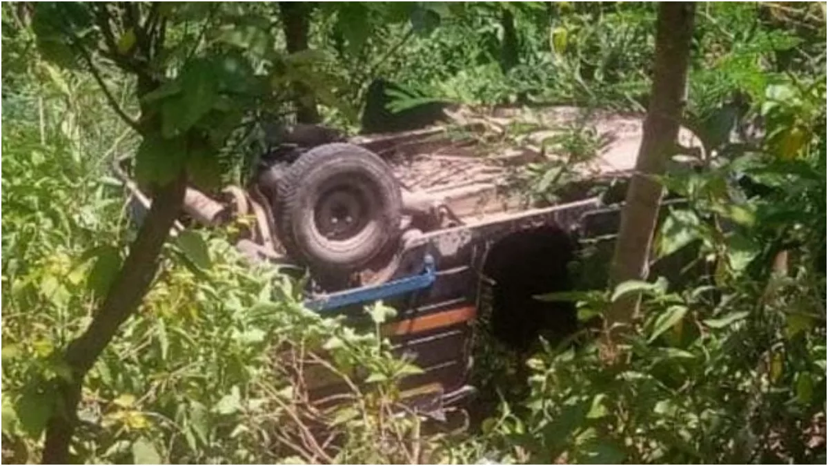 J&K News: उधमपुर में अनियंत्रित ऑटो सड़क किनारे खाई में जा पलटा, दो लोग घायल