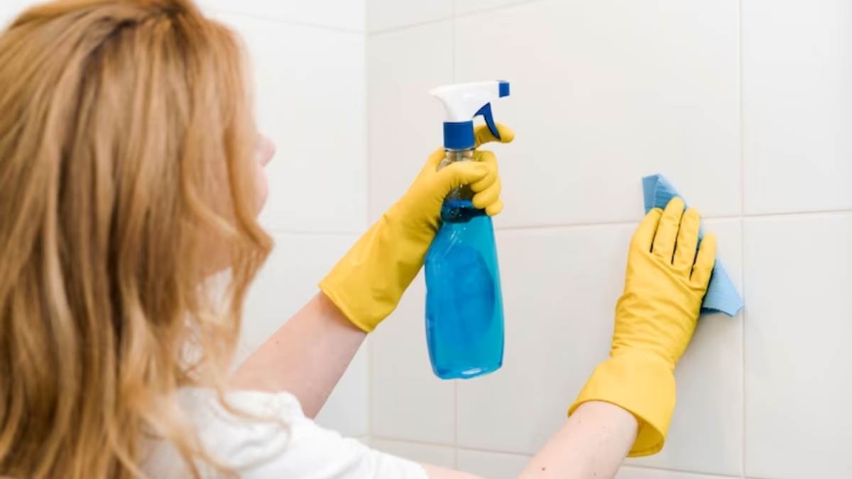 https://www.jagranimages.com/images/newimg/17052023/17_05_2023-bathroom-cleaner_23415093.jpg