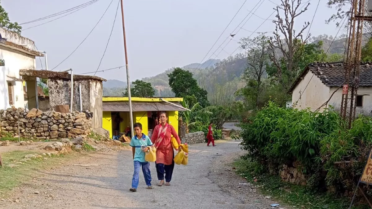Dehradun: पानी की बूंद-बूंद को तरस रहा कोटड़ी गांव, जल के लिए 14 किमी जाने को मजबूर ग्रामीण