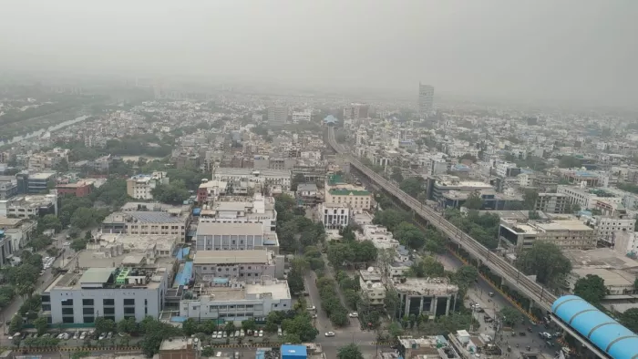दिल्ली-NCR में फिर बदला मौसम, 50 KM की रफ्तार से चल रही हवाएं; कई इलाकों में बारिश के आसार