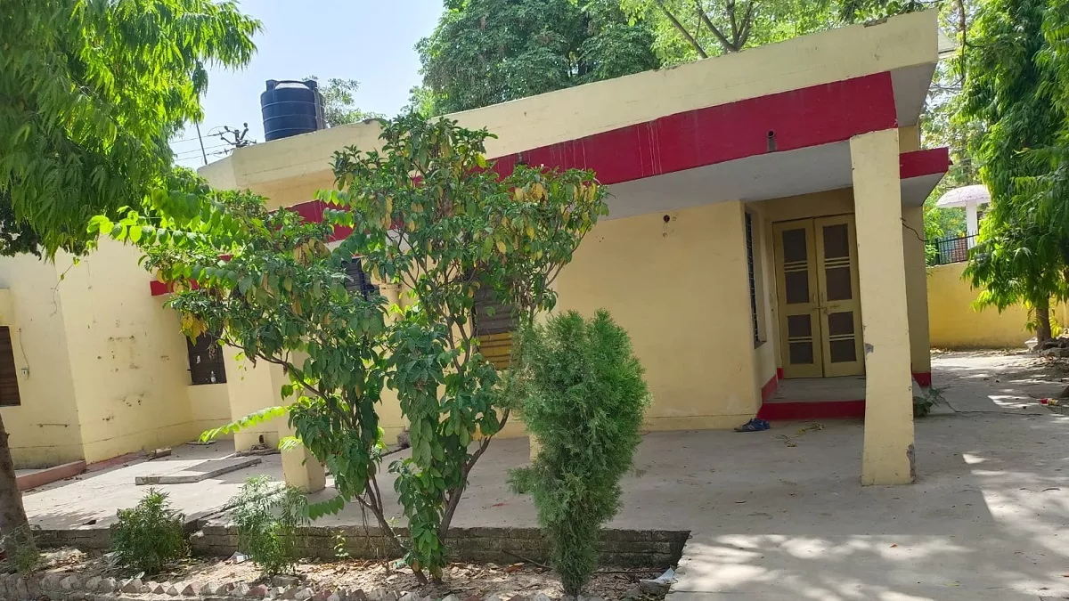 Farrukhabad News: सरकारी आवास से कमोड, पाइप लाइन और बिजली बोर्ड उखाड़कर साथ ले गए एसडीएम सदर संजय सिंह