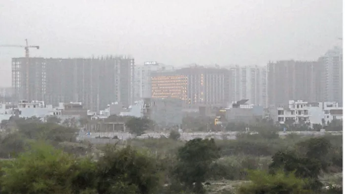 बंगाल से आए मोचा तूफान का असर, राजधानी लखनऊ में छाया धूल का गुबार
