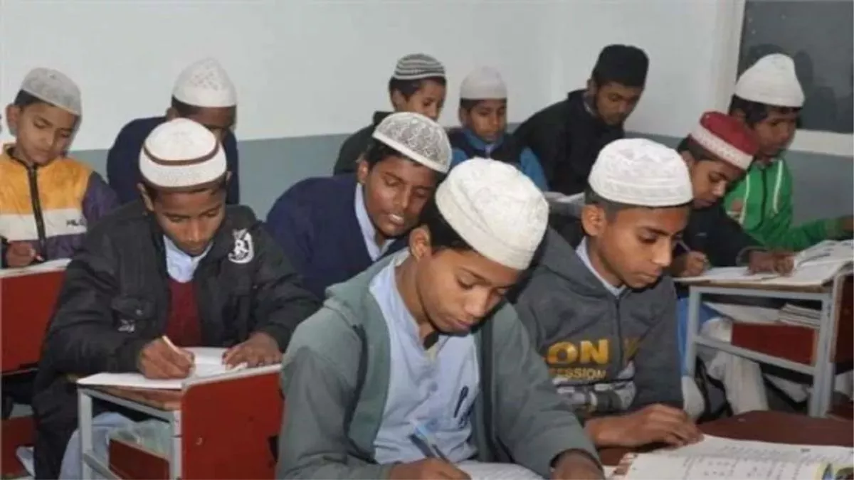 Madarsa Board Exam:कड़ी निगरानी में शुरू हुई मदरसा बोर्ड की परीक्षा, पहली पारी में 751 परीक्षार्थियों रहे गायब