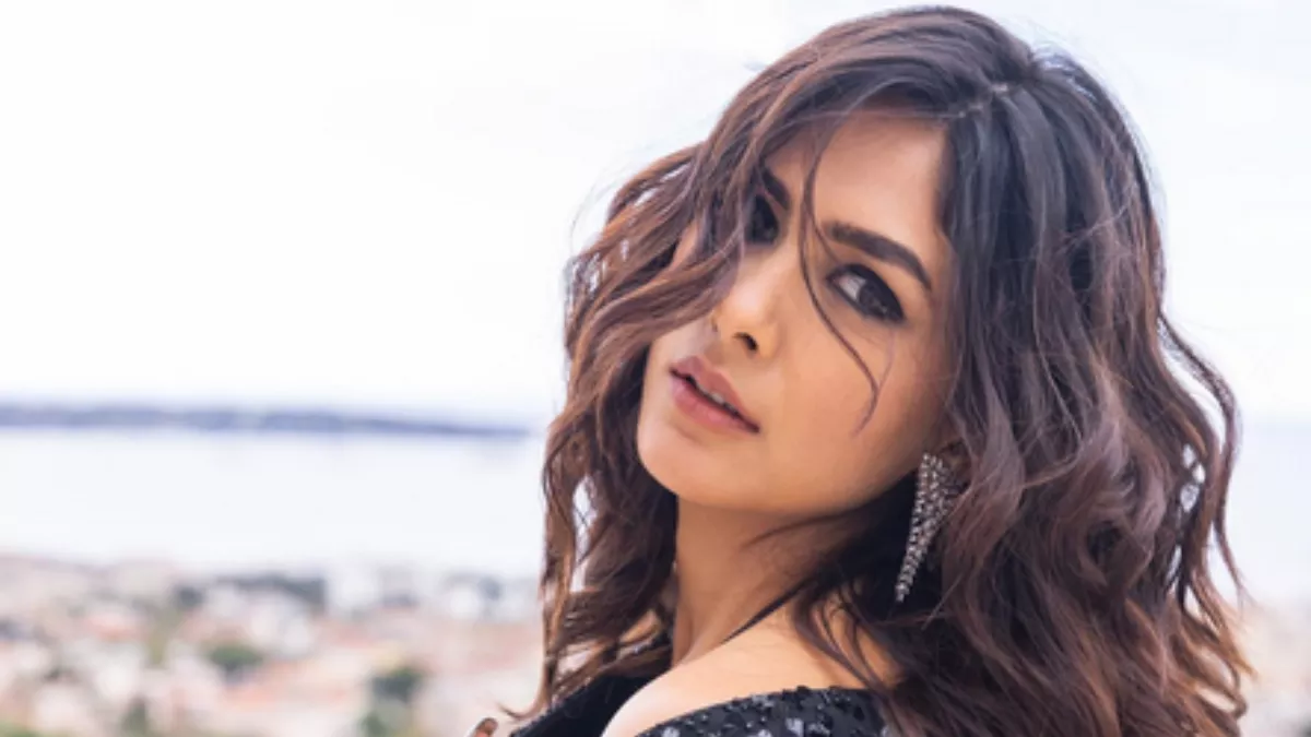 Mrunal thakur ने ब्लैक बोल्ड ड्रेस में किया Cannes में डेब्यू, लोग बोले- 'आपकी सुंदरता पर टैक्स लगाना चाहिए'