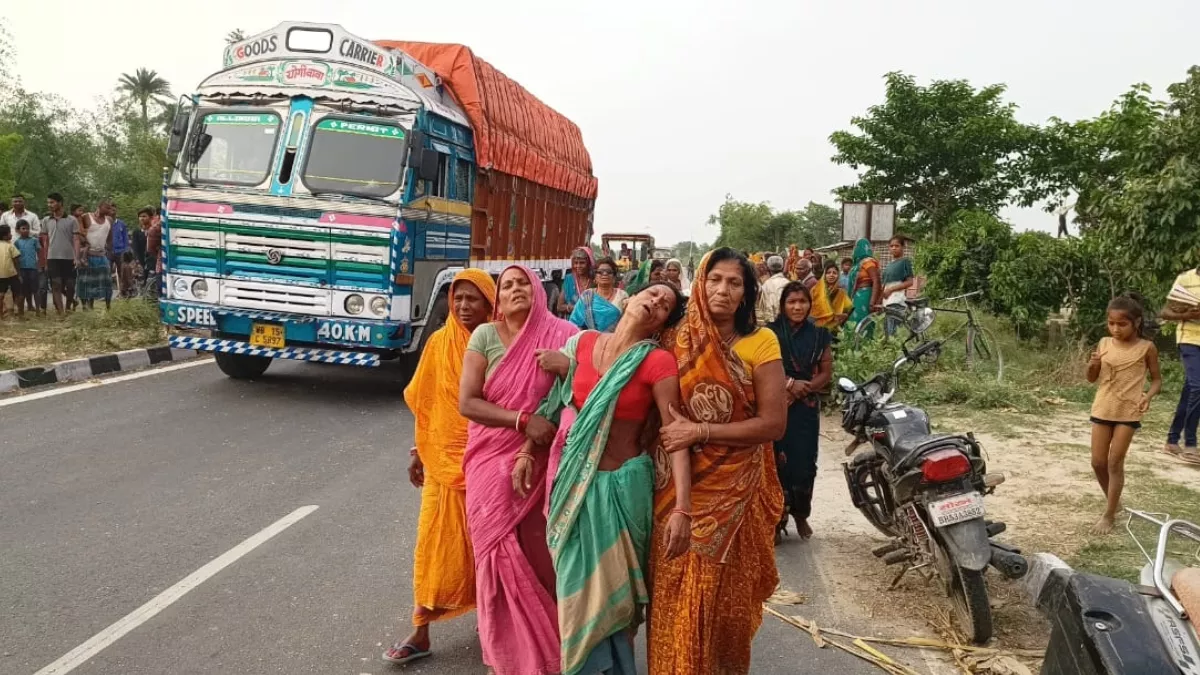 Bihar नवगछिया में हाइवा ने दो किसानों को रौंदा मौके पर मौत; फोरलेन पर मकई सुखाने के दौरान हुआ हादसा - Vehicle hit two farmers in Naugachhia Accident