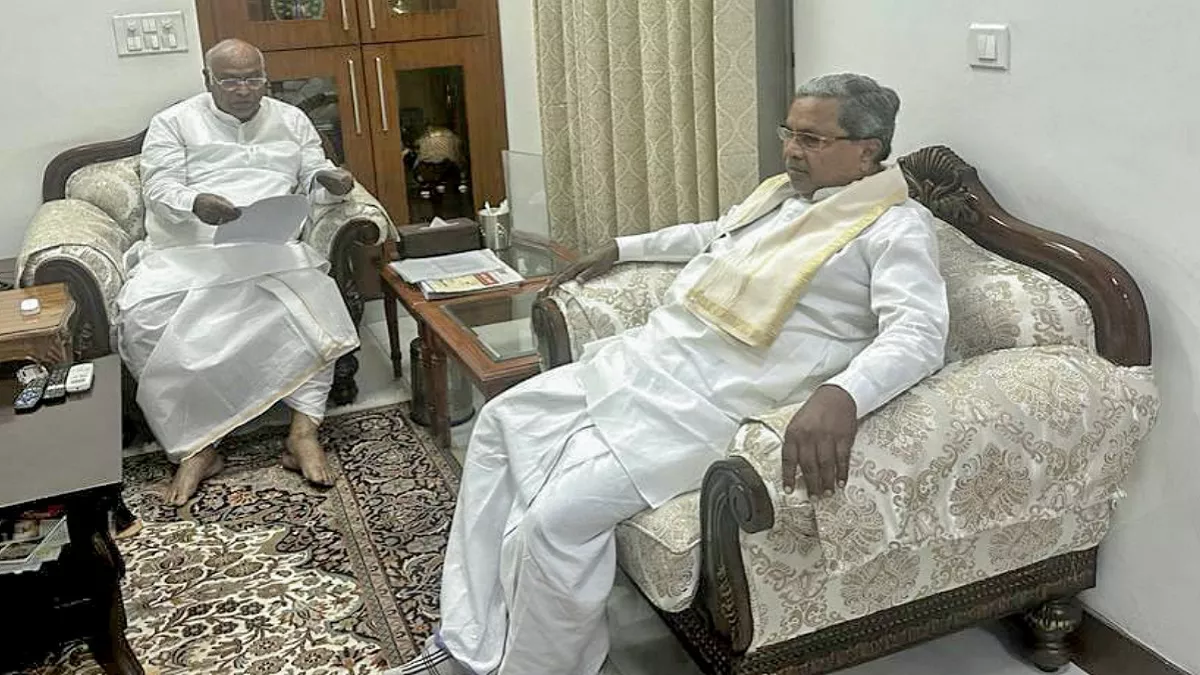 Karnataka New CM News: सिद्धारमैया के समर्थक मना रहे जश्न, सुरजेवाला बोले- खरगे करेंगे सीएम के नाम का एलान