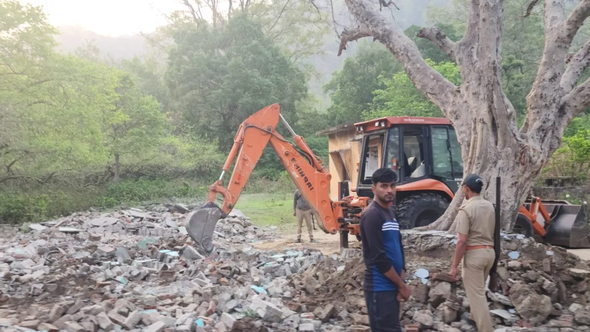 Uttarakhand: कालागढ़ फॉरेस्ट की सोना नदी रेंज में अवैध मजार पर चली जेसीबी, मजार से संबंधित नहीं मिला दस्तावेज