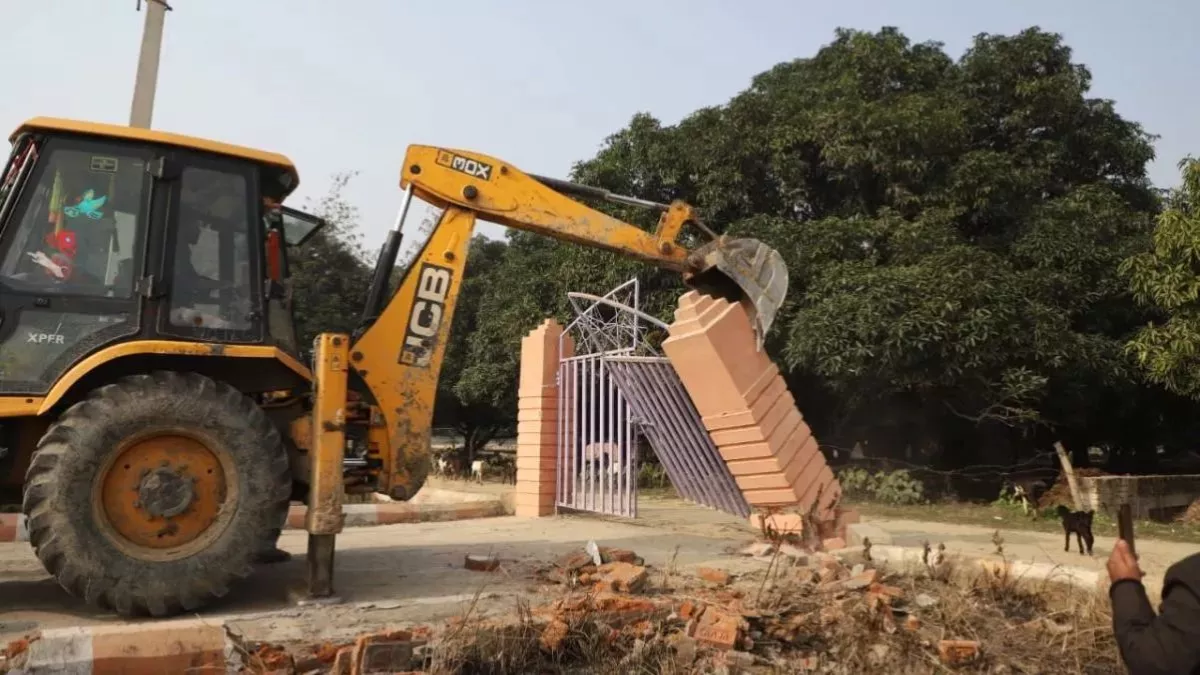 Bulldozer Attack : उत्तराखंड के इस शहर में गरजा बुलडोजर, लोगों की थम गई सांसे- सारा अतिक्रमण कर दिया जमीदोज