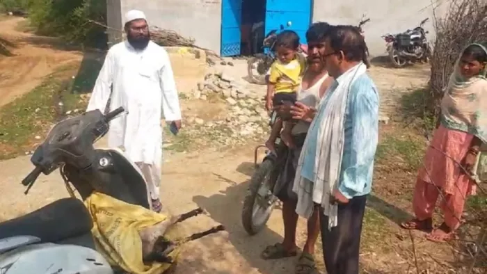बकरी के मरने के बाद फेकने ले जाते घाघरा के लाभुक फरहान और देखते मुखिया हासिम उद्दीन अंसारी