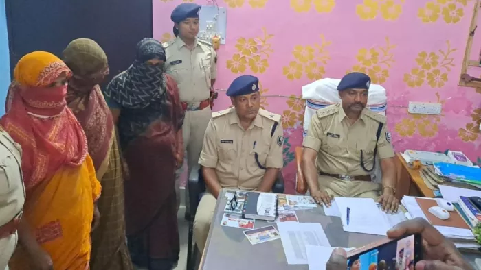 बच्चा चोर गिरोह के बारे में जानकारी देते एसडीपीओ धमेंद्र कुमार।(जागरण फोटो)