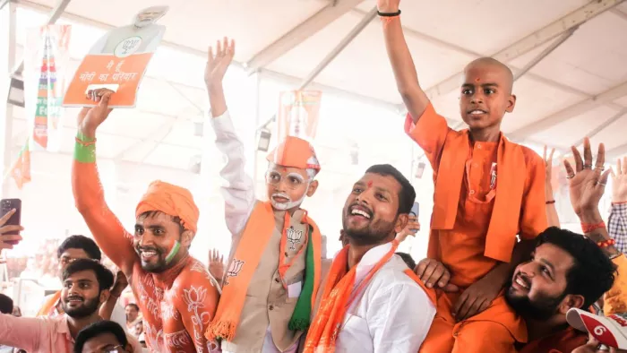 PM मोदी की जनसभा में मोदी-योगी का रूप धारण किए बालक। अजीत बादल चक्रवर्ती