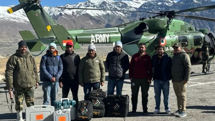 लद्दाख में मतदान को कामयाब बनाने पर्वत और नदियां पार से आए पोलिंग स्टाफ
