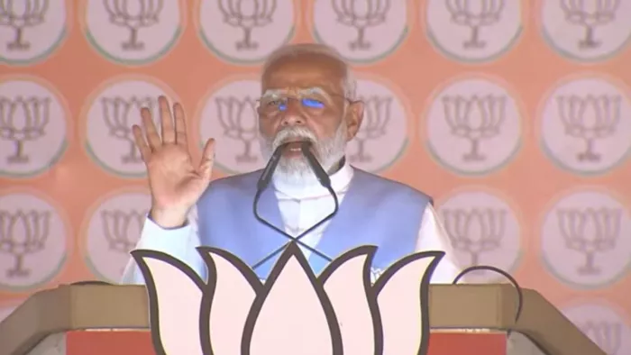 फतेहपुर में जनसभा को संबोधित करते पीएम मोदी।