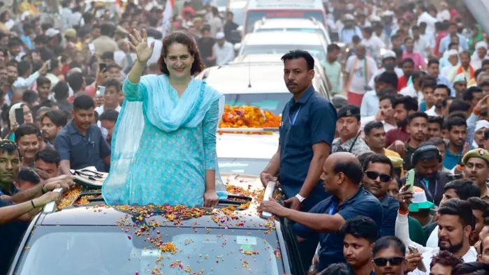 लालगंज में रोड शो करतीं प्रियंका गांधी वाड्रा।