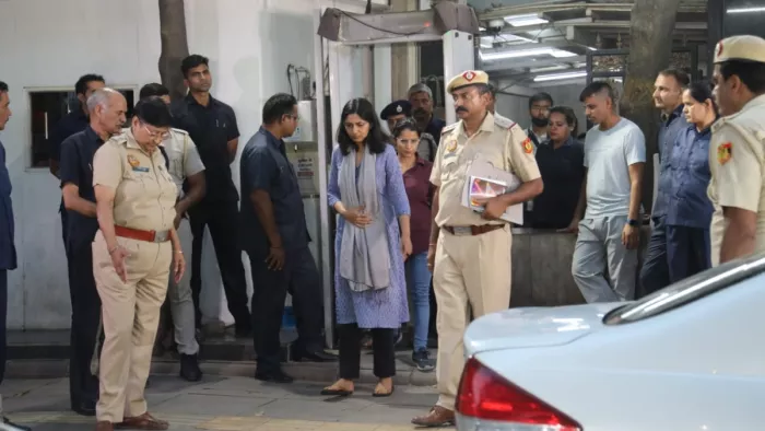 दिल्ली पुलिस ने CM आवास पर किया सीन रीक्रिएट किया।