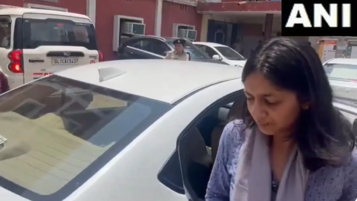 मजिस्ट्रेट के सामने बयान दर्ज कराने पहुंची Swati Maliwal, पुलिस CCTV कंपनी से मांगेगी 13 मई के फुटेज; केजरीवाल पर भी आंच