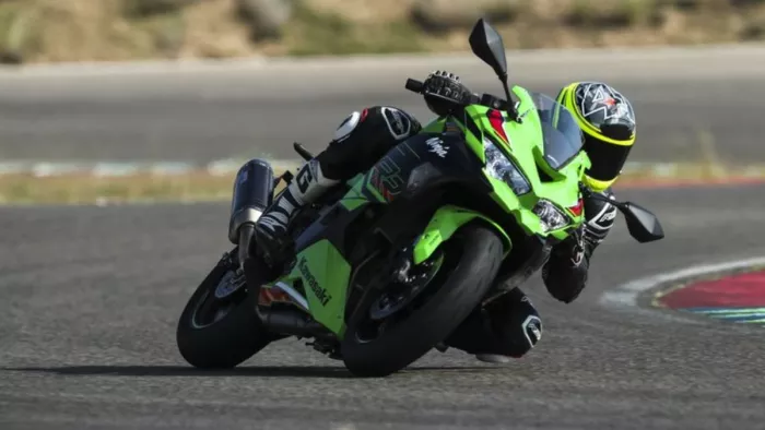 Kawasaki Ninja ZX-4RR की पहली झलक सामने आई है।