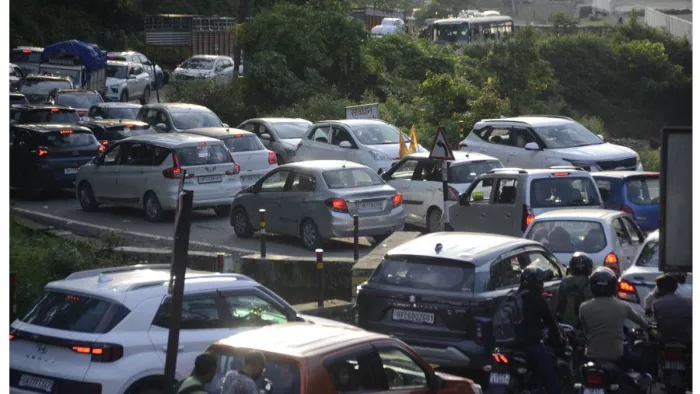 Doon-Delhi Highway Jam: ट्राला व ट्रक खराब होने से दून-दिल्ली राजमार्ग रहा जाम. Jagran File