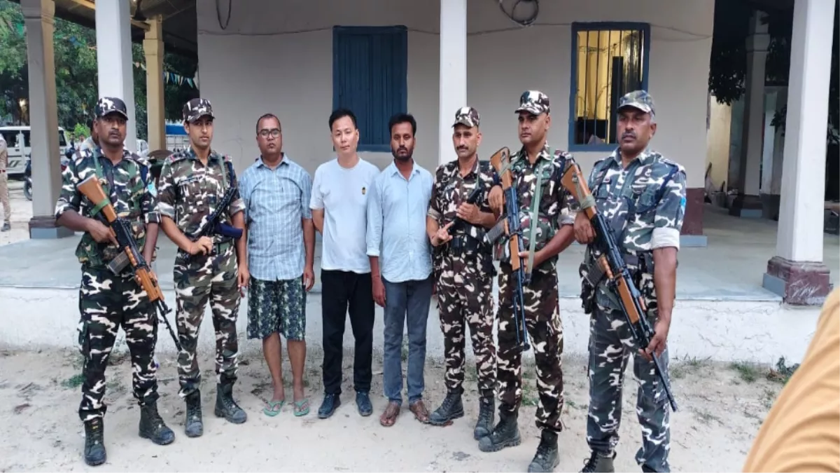 Madhubani News: भारतीय सीमा में प्रवेश करते एक चीनी नागरिक के साथ दो नेपाली गिरफ्तार, बरामद हुई ये चीजें