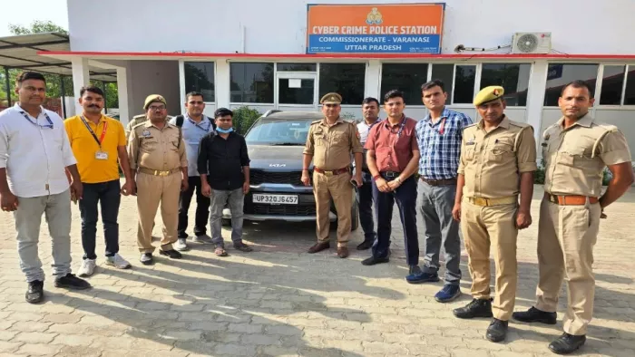 पुलिस की गिरफ्त में साइबर ठगी करने वाले गैंग का सरगना, 5 लाख बरामद