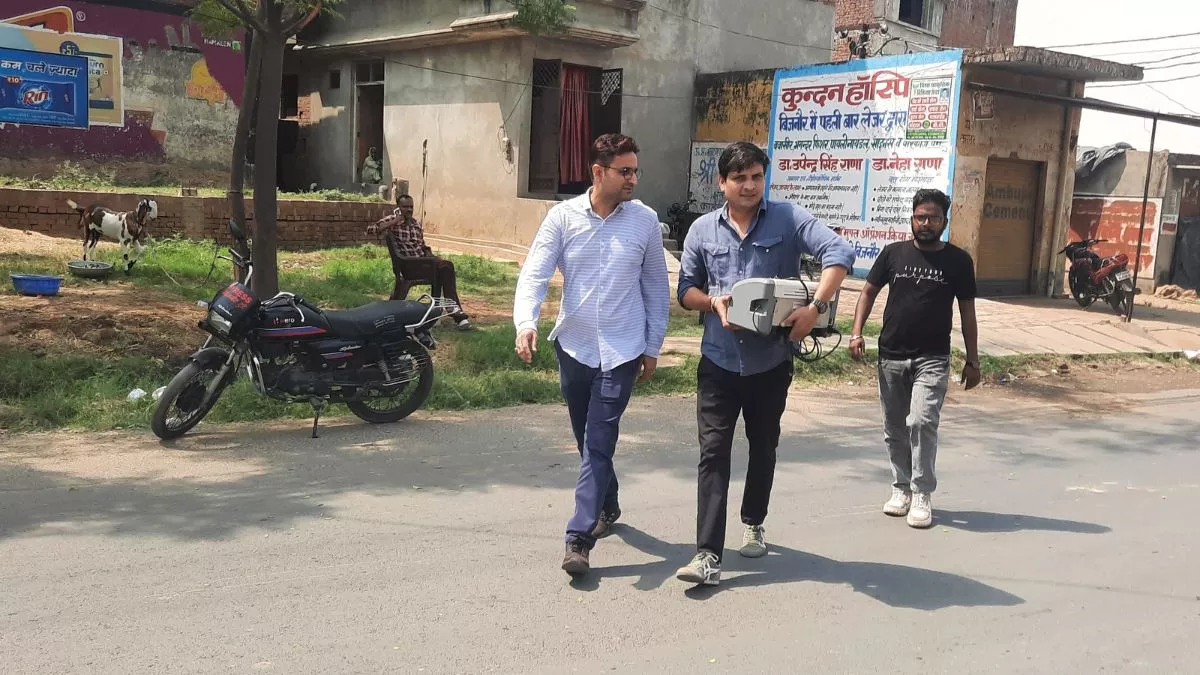 यूपी में सर्वे को BJP नेता के घर पहुंची GST टीम, खाली बोरे व नोट गिनने की मशीन भी साथ लाए थे अधिकारी