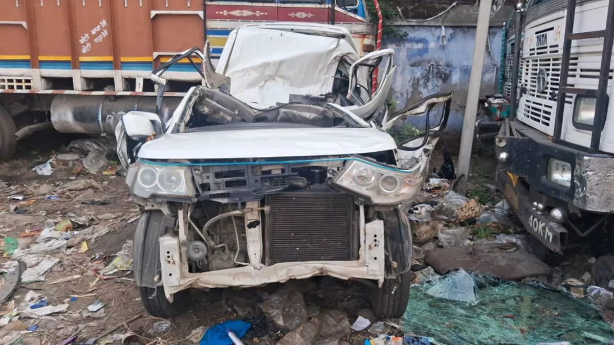 Giridih News: गिरिडीह में दर्दनाक सड़क हादसा, पेड़ से टकराई कार; पति-पत्नी और बच्चे की मौत