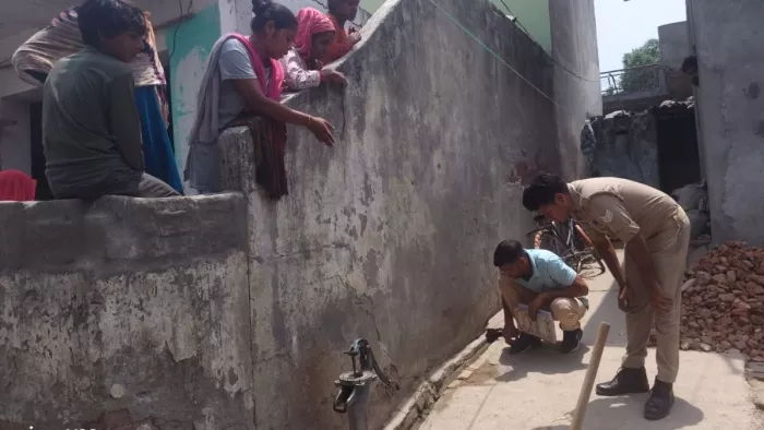महिला की हत्या के बाद छानबीन करती पुलिस की टीम।