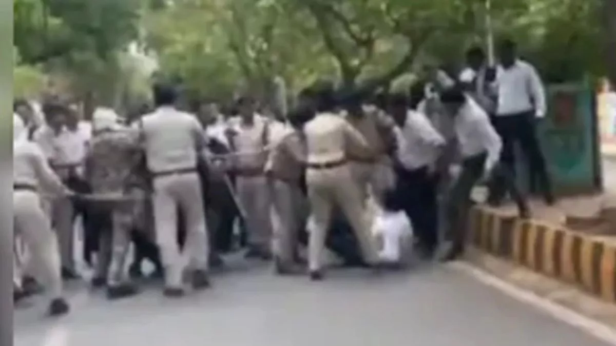 मूर्ति विवाद को लेकर ग्वालियर हाईकोर्ट के बाहर बवाल, वकीलों ने भीम आर्मी के सदस्यों को दौड़ा-दौड़ाकर पीटा