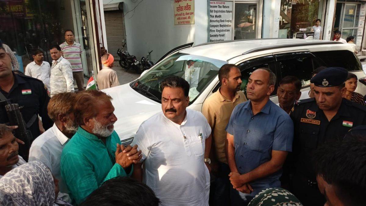 haryana deputy speaker krishna midha angry sdo removing encroachment sit on ground and reprimanded him