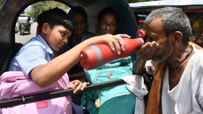 रिक्शा चालक को गर्मी से परेशान देखकर बच्चों ने गाड़ी रोककर पहले उन्हें पानी पिलाकर थोड़ी राहत दी। धीरज गुप्ता