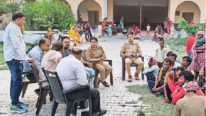 Mathura News: बांग्लादेशी नागरिकों से पूछताछ करती पुलिस की टीम।