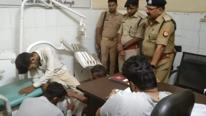 Mainpuri News: मुठभेड़ में घायल से पूछताछ करते पुलिस अधिकारी।