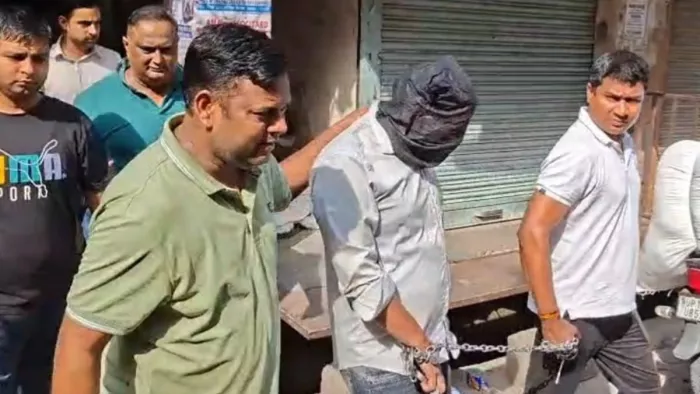 कैराना स्थित घर में नोमान को ले जाते हुए सीआइए वन। इंटरनेट मीडिया