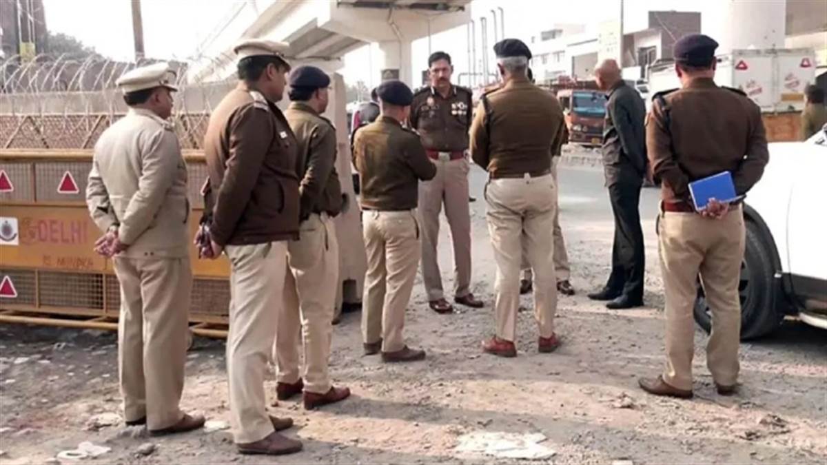 https://www.jagranimages.com/images/newimg/17052025/17_05_2025-police_12_23940040.jpg