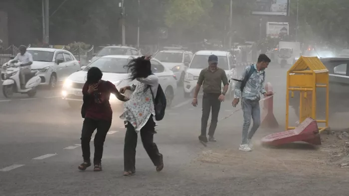दिल्ली और आसपास के इलाकों में बदला मौसम का मिजाज।