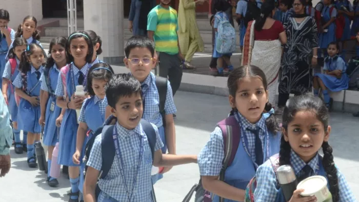 स्कूलों में बच्चों की छुट्टी के बाद बाहर निकलते बच्चे।