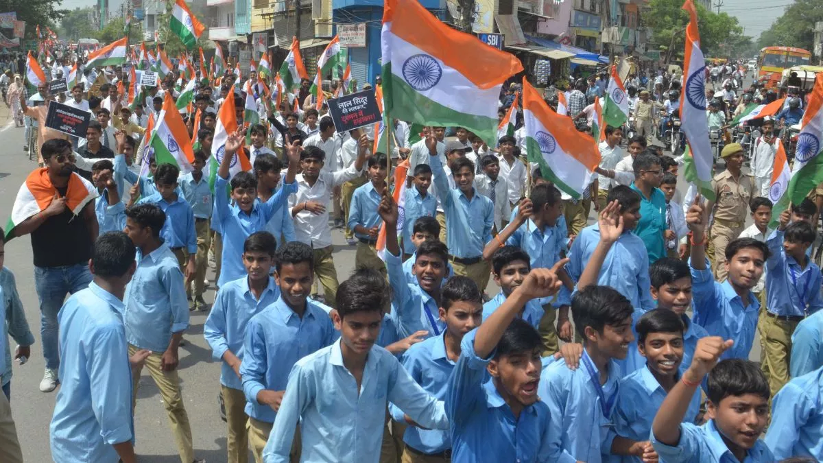 UP: तिरंगा यात्रा निकाल भारतीय सेना के अदम्य साहस-शौर्य को किया नमन, लगाए भारत माता के जयकारे
