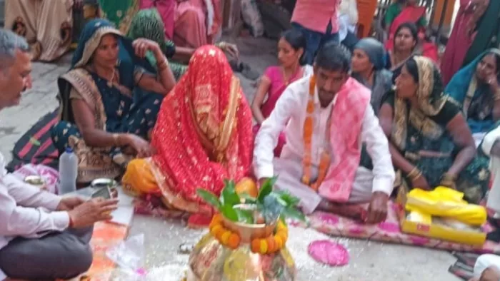 चोलापुर के भठौली दुर्गा मंदिर पर दोनों की शादी की फाइल फोटो