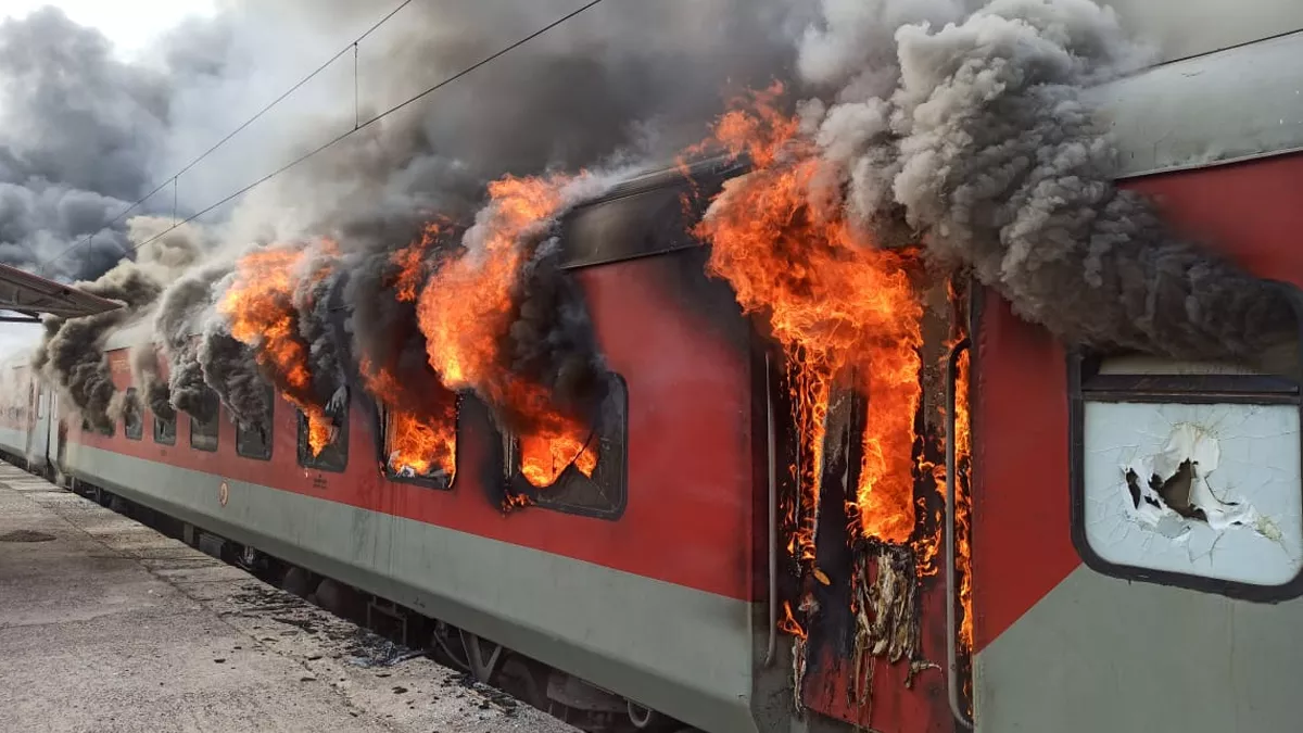 Bihar Agnipath Scheme Protest: जनसेवा और विक्रमशिला एक्सप्रेस ट्रेनों में लगाई आग, तोड़फोड़ के साथ लूट कर गए प्रदर्शनकारी