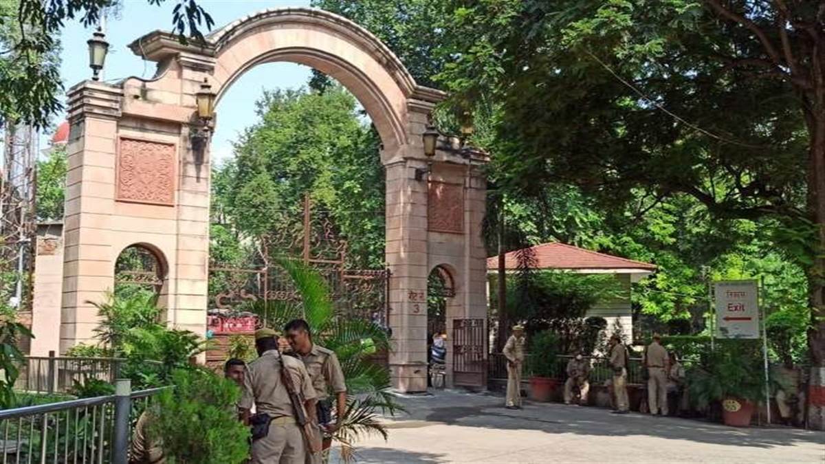 200 year old parijat tree is in shaheed chandrashekhar azad park of prayagraj now it will be beautified