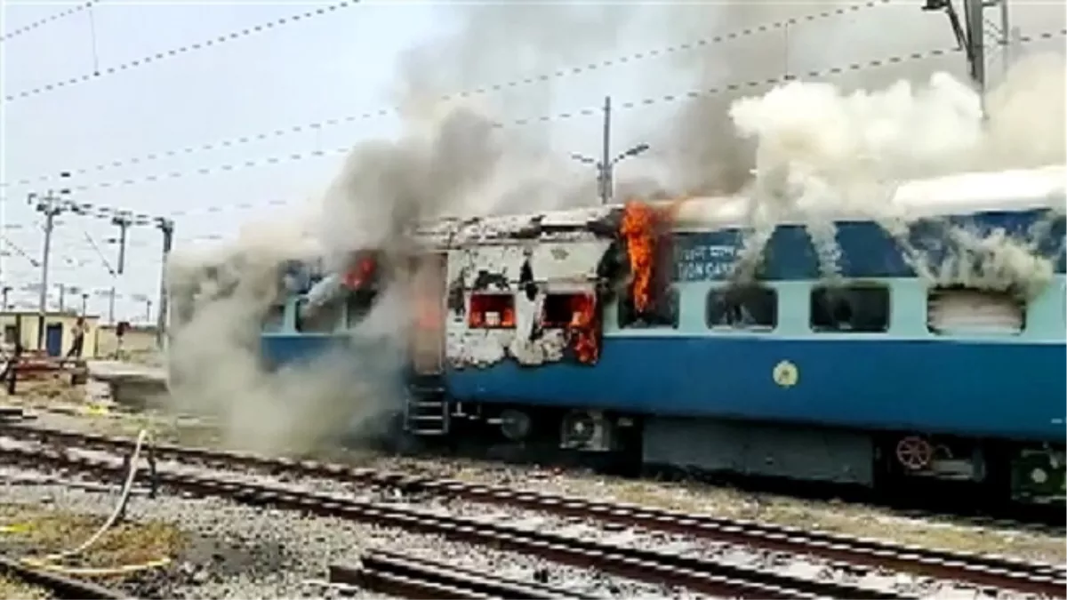 Agnipath Protests: उग्र हुए उपद्रवी, 15 ट्रेनों में लगाई आग, बिहार और यूपी में सबसे ज्यादा बवाल, दक्षिण भारत भी पहुंची हिंसा