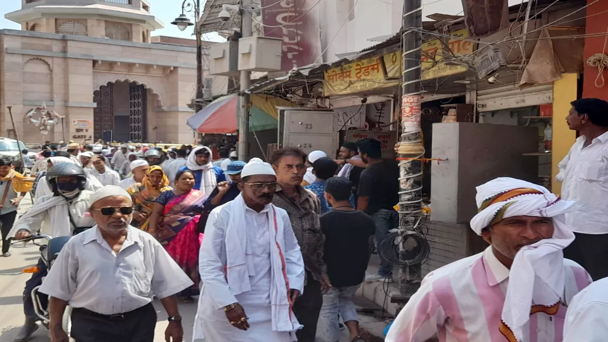Friday Namaz in Varanasi : वाराणसी में सुरक्षा बलों की मौजूदगी में नमाज के लिए ज्ञानवापी मस्जिद पहुंचे नमाजी, जुमे की नमाज को लेकर अलर्ट