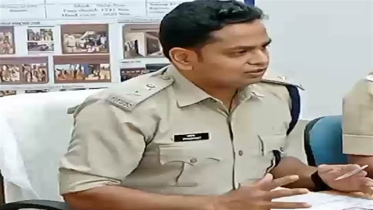 rpf senior dsc prashant yadav issued show cause notice to 12 officers and constables for negligence in duty today