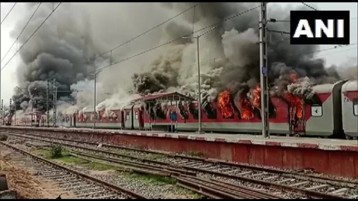 बिहार के लक्खीसराय जंक्शन पर प्रदर्शनकारियों ने ट्रेन में लगायी आग (फोटो एएनआई)
