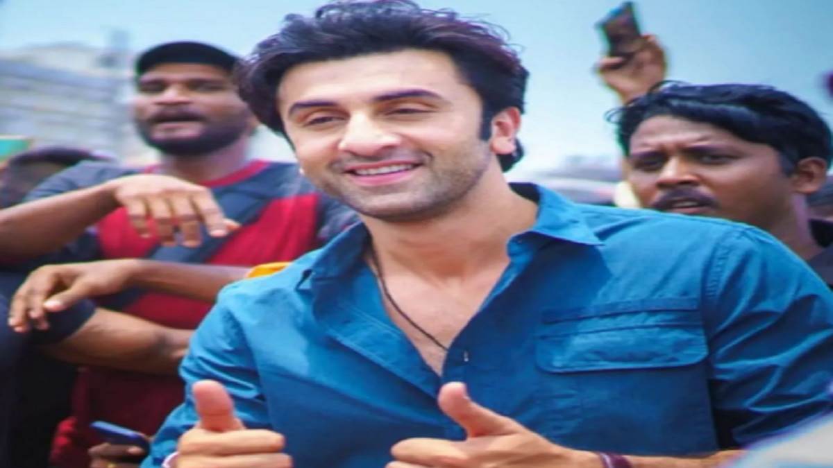 ranbir kapoor romantic photos ranbir kapoor was seen romancing this actress except alia bhatt pictures went viral