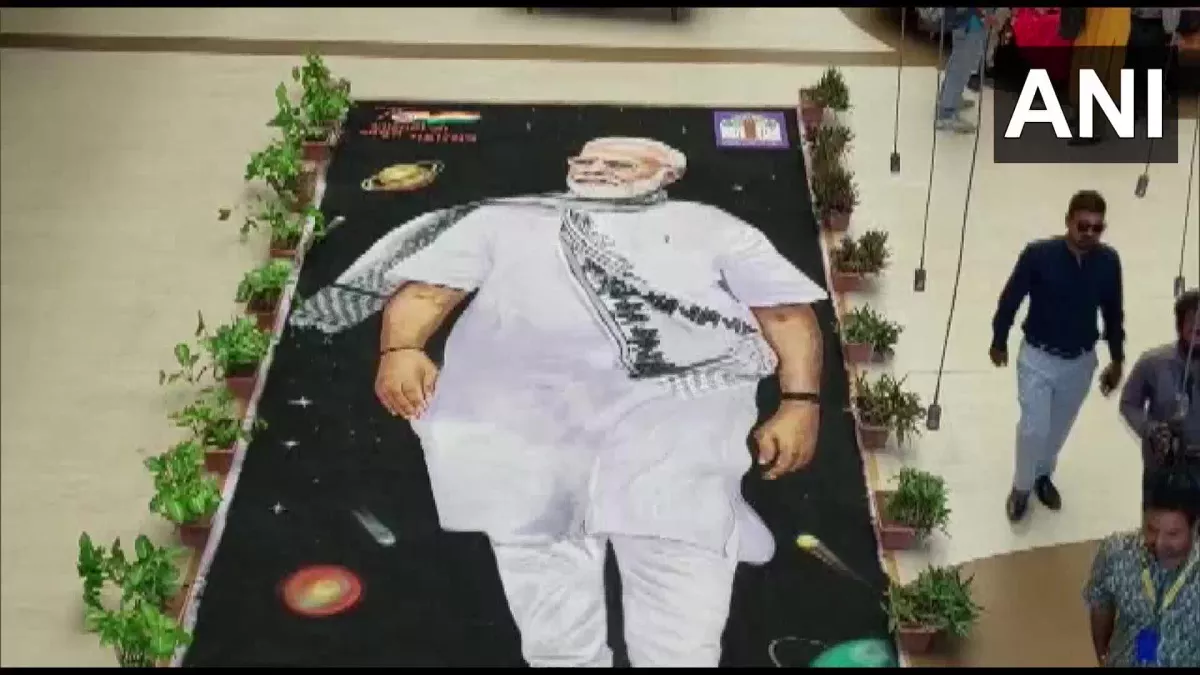 वडोदरा में पीएम मोदी के भव्‍य स्‍वागत की तैयारी, 150 किलो रंग से तैयार ...