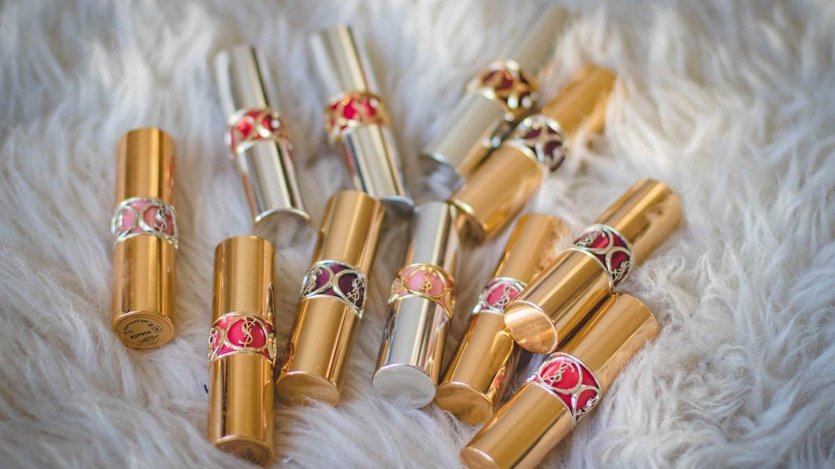 Lipstick Shades For Girls: “होठों पर ऐसी लिपस्टिक मैं लगा के चली आई”-टॉप ब्रांड्स के बेस्ट शेड्स हैं यहां